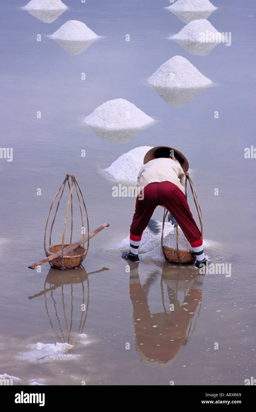 Il vietnamita donna lavoratrice in sale di stagno di evaporazione Vietnam 2004 Foto Stock