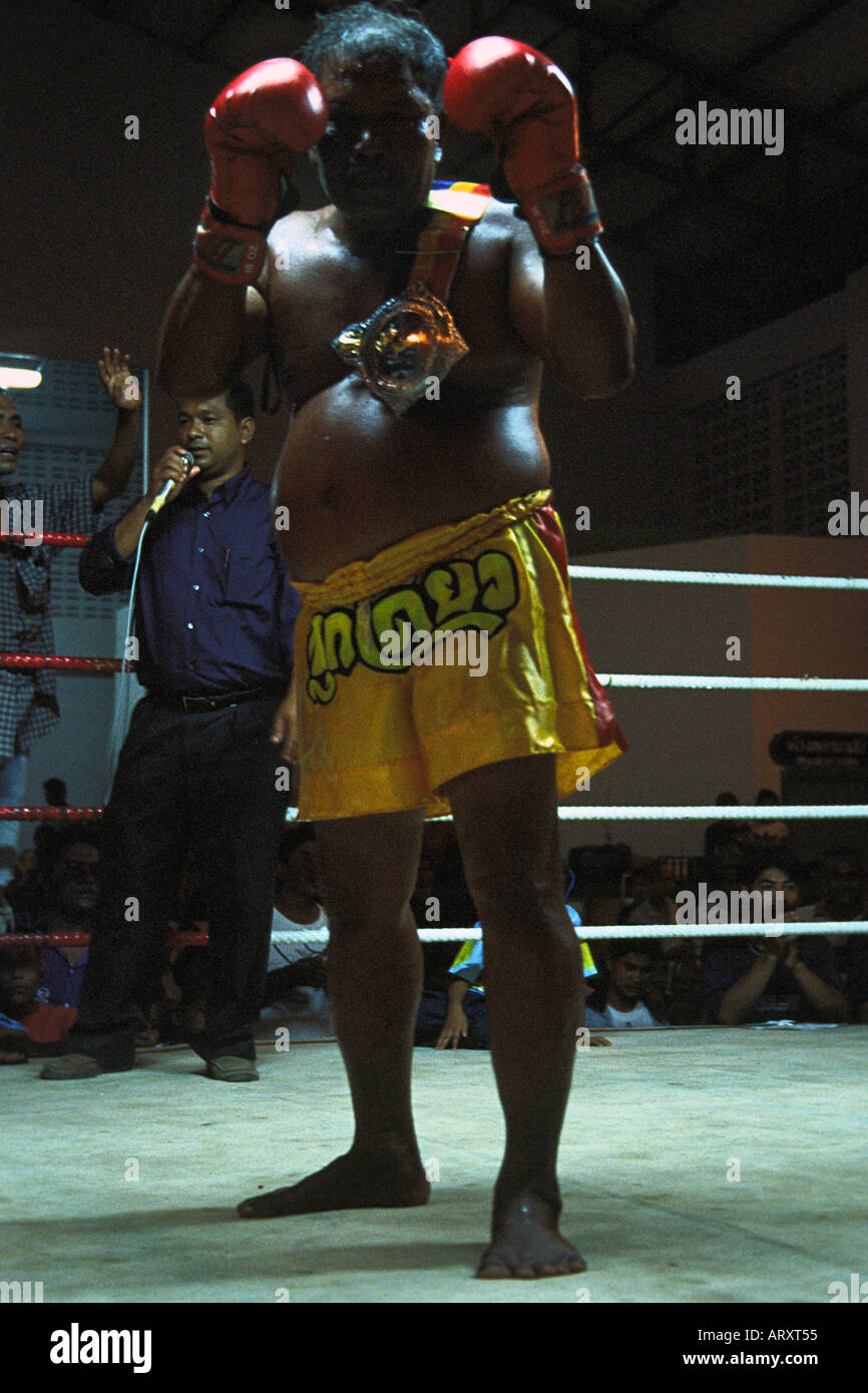 Un vecchio di Thai Boxing champion che mostra il trofeo dopo aver vinto la battaglia della notte in Koh Yao Noi nel sud della Thailandia 2005 Foto Stock