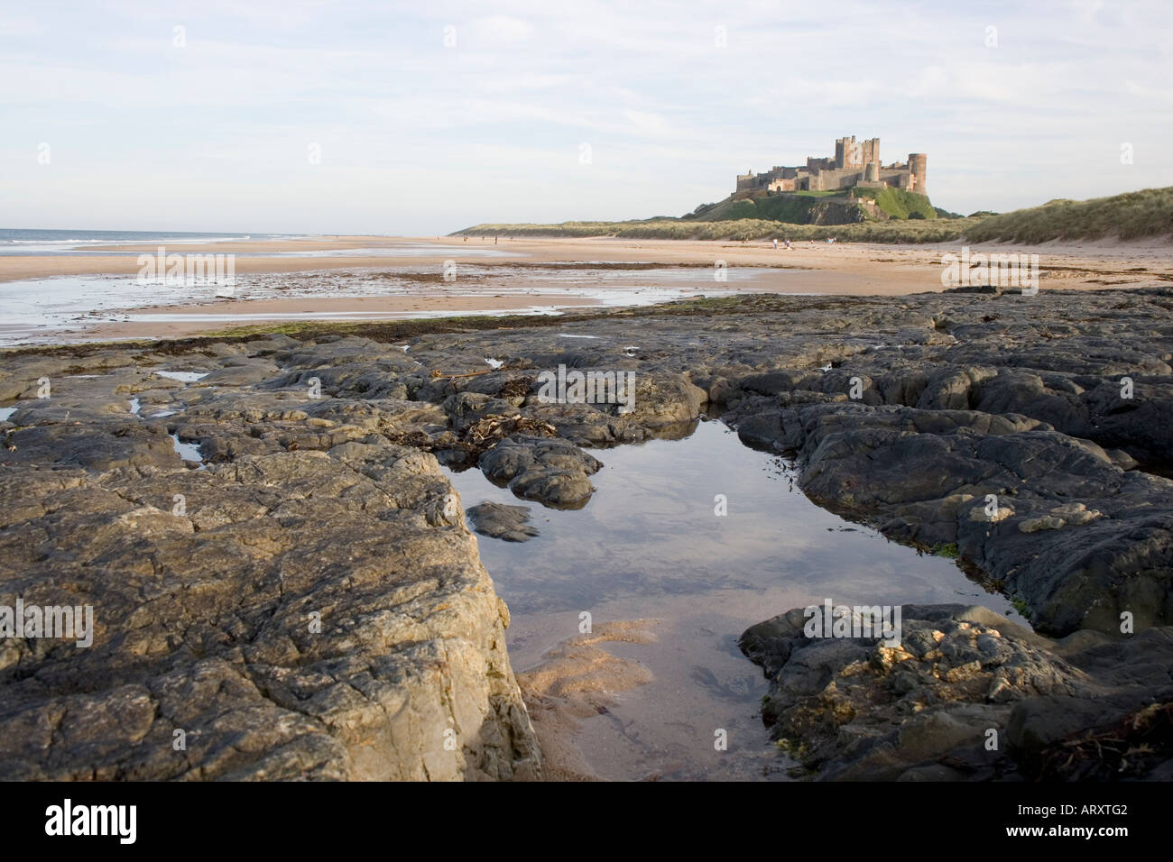 Il castello di Bamburgh Northumberland vista serale a fine estate dal litorale del nord Foto Stock