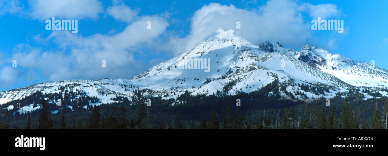 Panorama Snow capped mountain Top rotta nuvole tre sorelle deserto Oregon Cascades USA Foto Stock