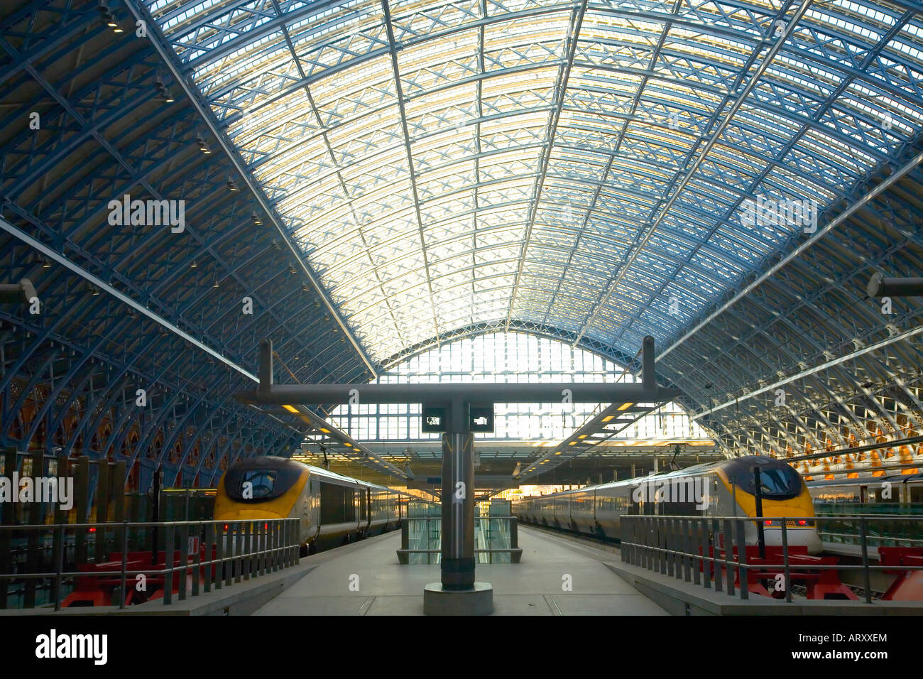 Eurorail eurostar treni ad alta velocità a dalla stazione ferroviaria internazionale di St Pancras Londra Inghilterra Regno Unito Regno Unito GB Foto Stock