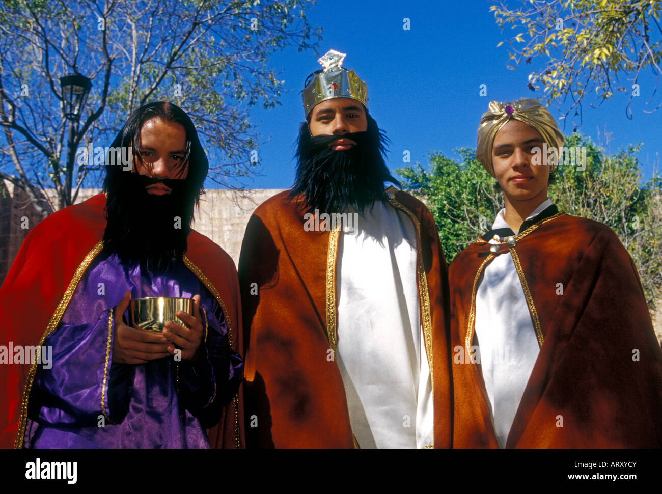 3, tre messicani, gli uomini messicani, vestiti come i re magi, contatto visivo vista frontale, ritratto, città di Morelia, Morelia, Michoacan stato, Messico Foto Stock