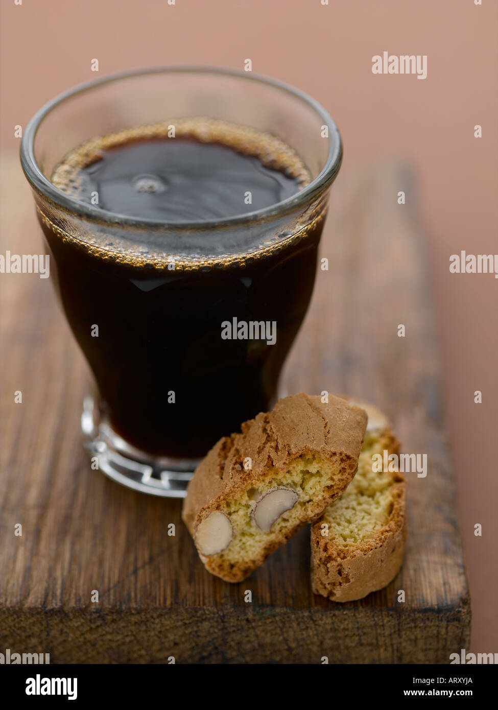 Caffè Espresso con cantuccini biscotti - fascia alta 61mb hasselblad immagine digitale Foto Stock