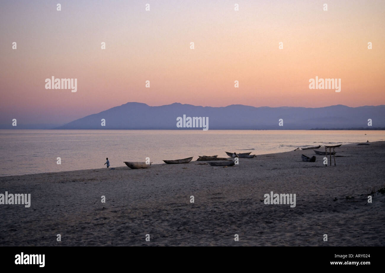 Il lago Malawi al tramonto, vicino Kande, Malawi Foto Stock