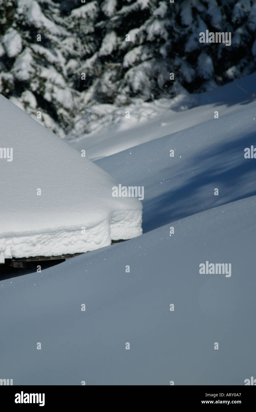 Coperta di neve sul tetto. Foto Stock Coperta di neve sul tetto. Foto Stock