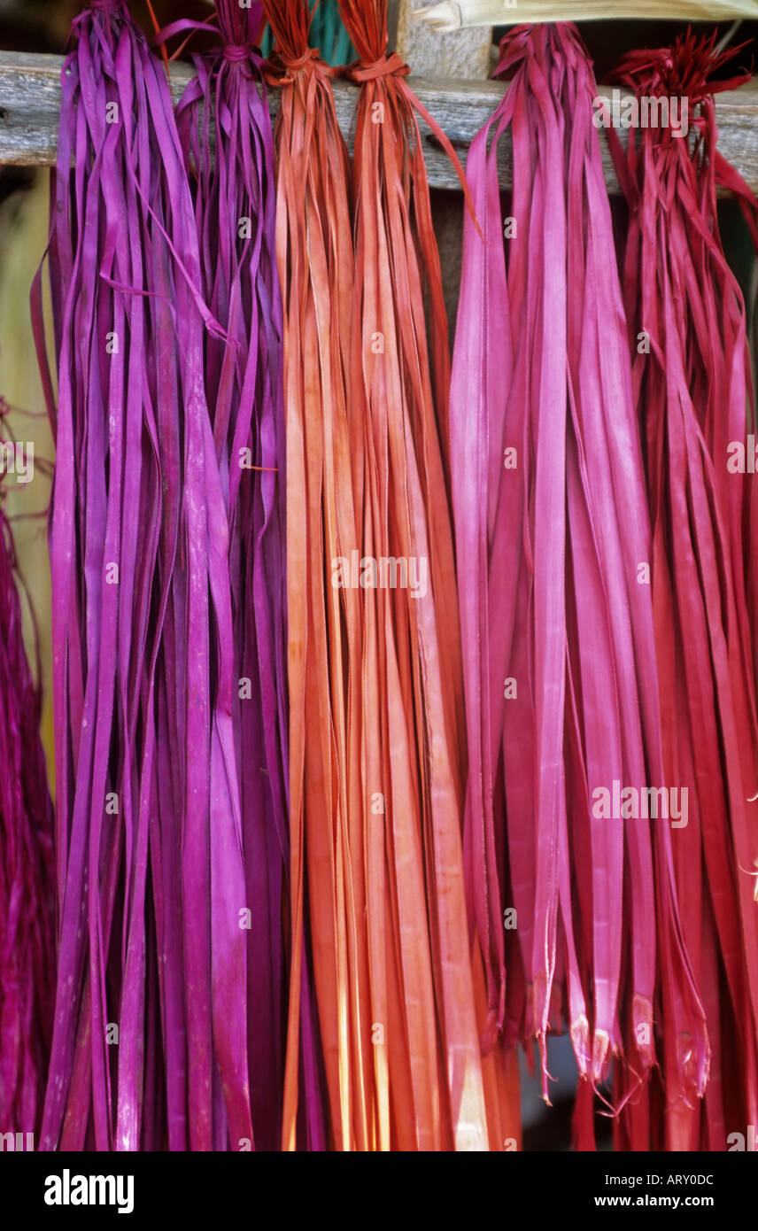 Nastri colorati per la vendita, sul mercato Jinja, Uganda Foto Stock