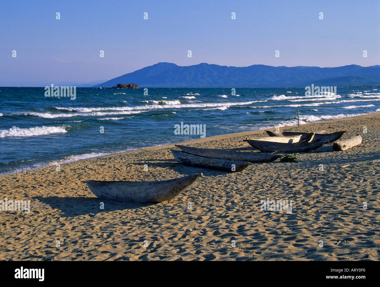 Piroghe sulla spiaggia, il Lago Malawi, vicino Kande, Malawi Foto Stock