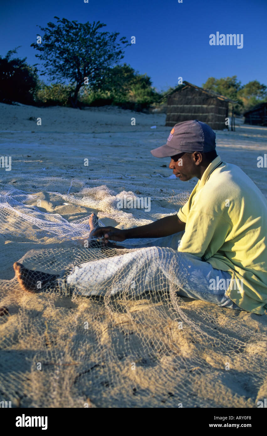 I pescatori riassettavano le reti, il Lago Malawi vicino Kande, Malawi Foto Stock