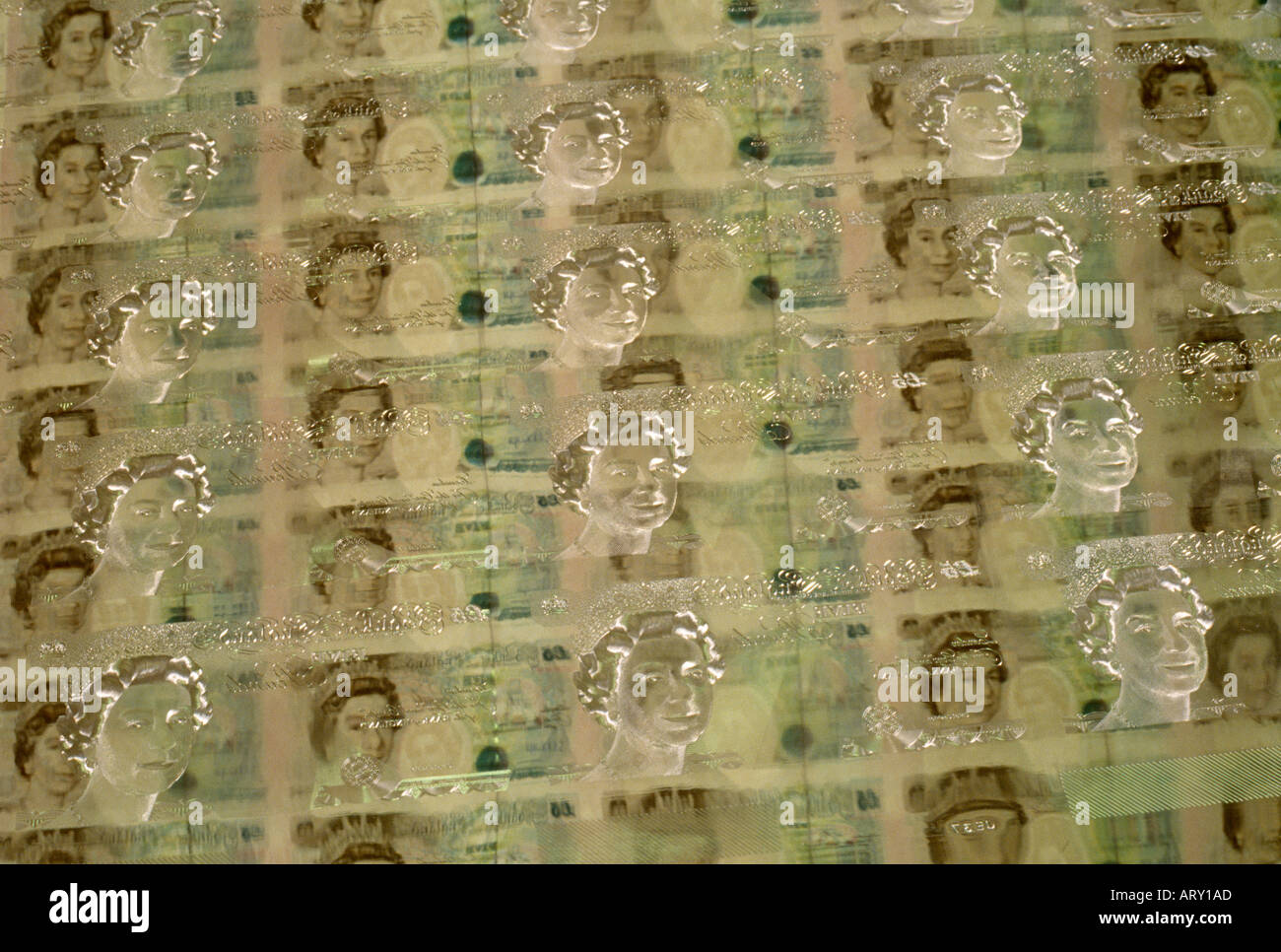 5 sterline in banconote e inciso la lastra di stampa presso la banca di Inghilterra stamperia, ora De La Rue, in Debden Foto Stock