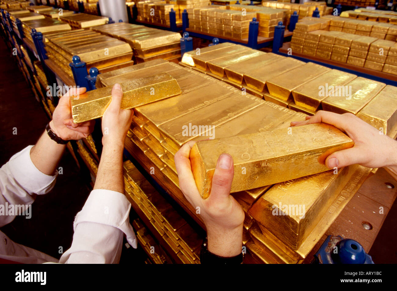 Barre di oro Lingotti in oro vault sotto la banca d'Inghilterra in Threadneedle Street London Inghilterra England Foto Stock