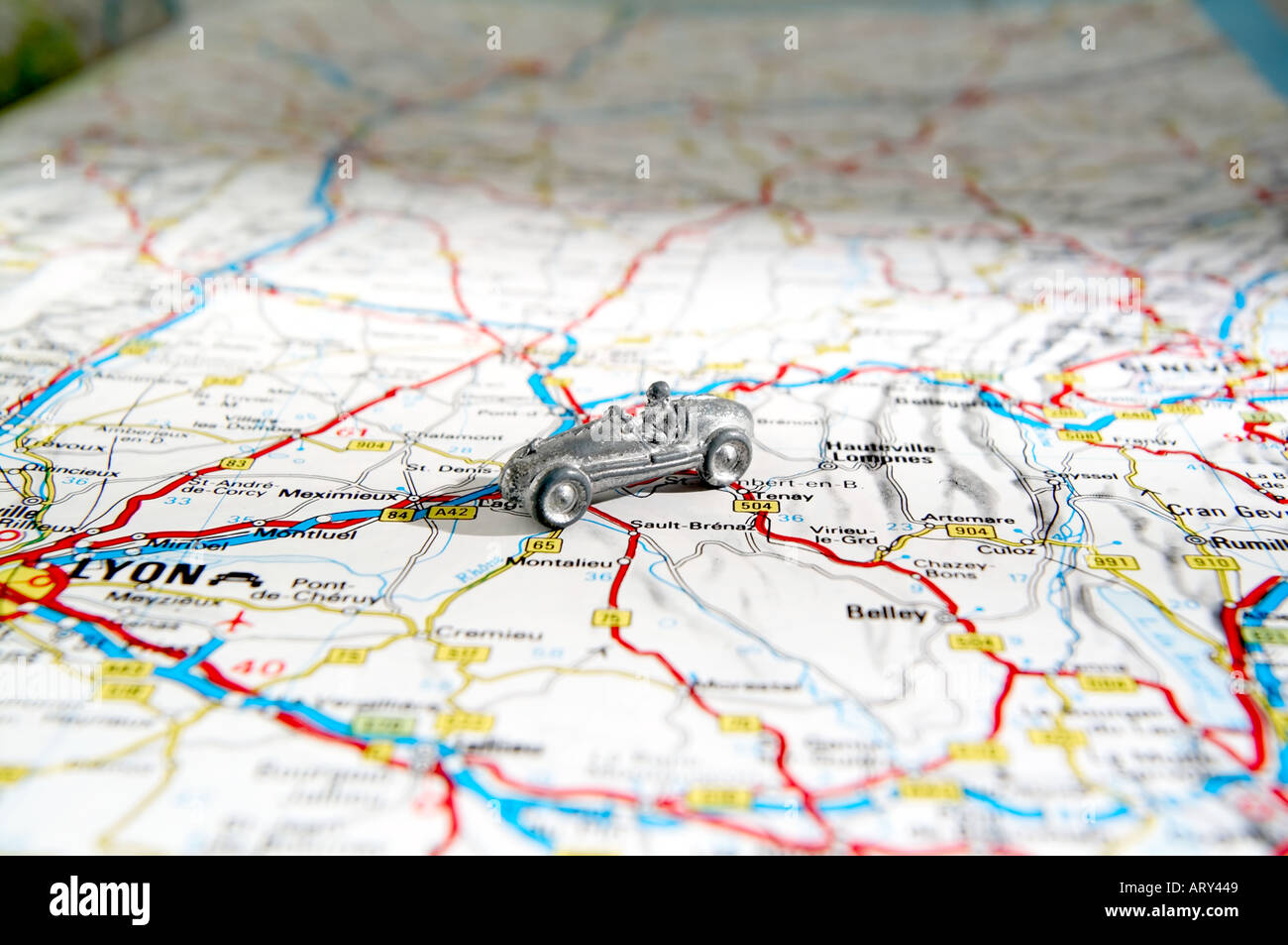 Auto con mappa stradale Foto Stock