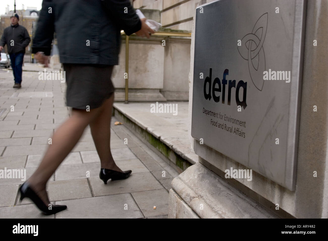 DEFRA dipartimento per l'ambiente alimentare e gli affari rurali digital signage con pedoni Foto Stock