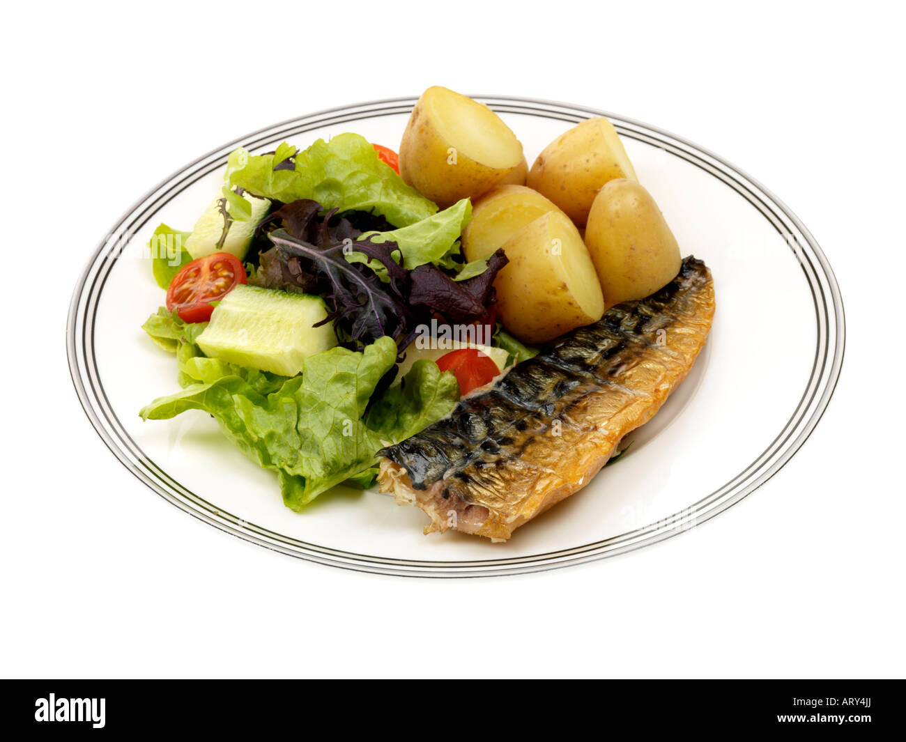 Mackeral alla griglia con patate e insalata mista Foto Stock