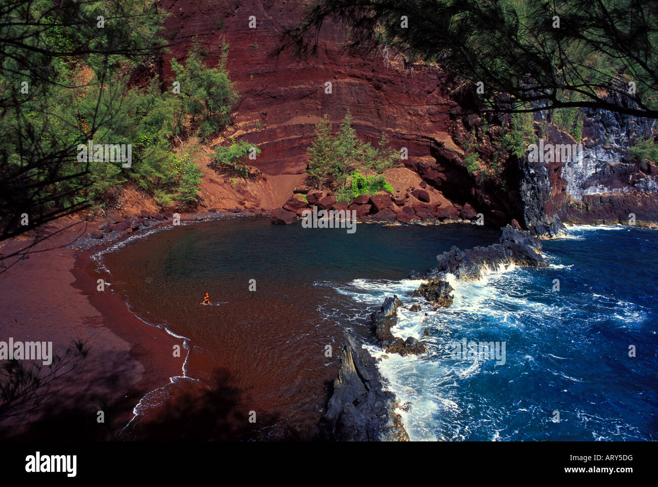 Kaihalulu Bay, Hana, Maui conosciuto anche come Red spiaggia di sabbia. Foto Stock