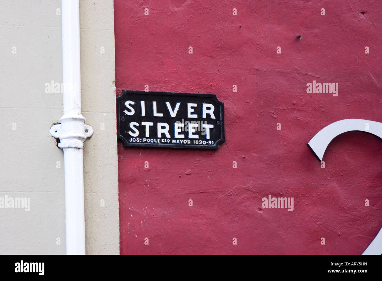 Cartello stradale marcatura Silver Street a Malmesbury, Wiltshire Foto Stock