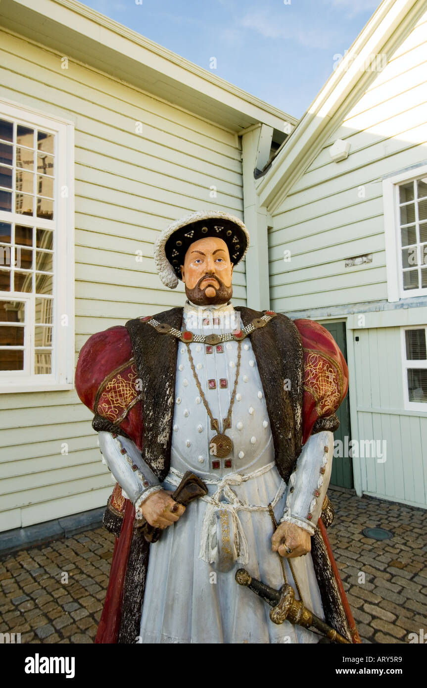 Enrico VIII outsde il Mary Rose Exhibition Portsmouth Historic Dockyard Hampshire REGNO UNITO Foto Stock