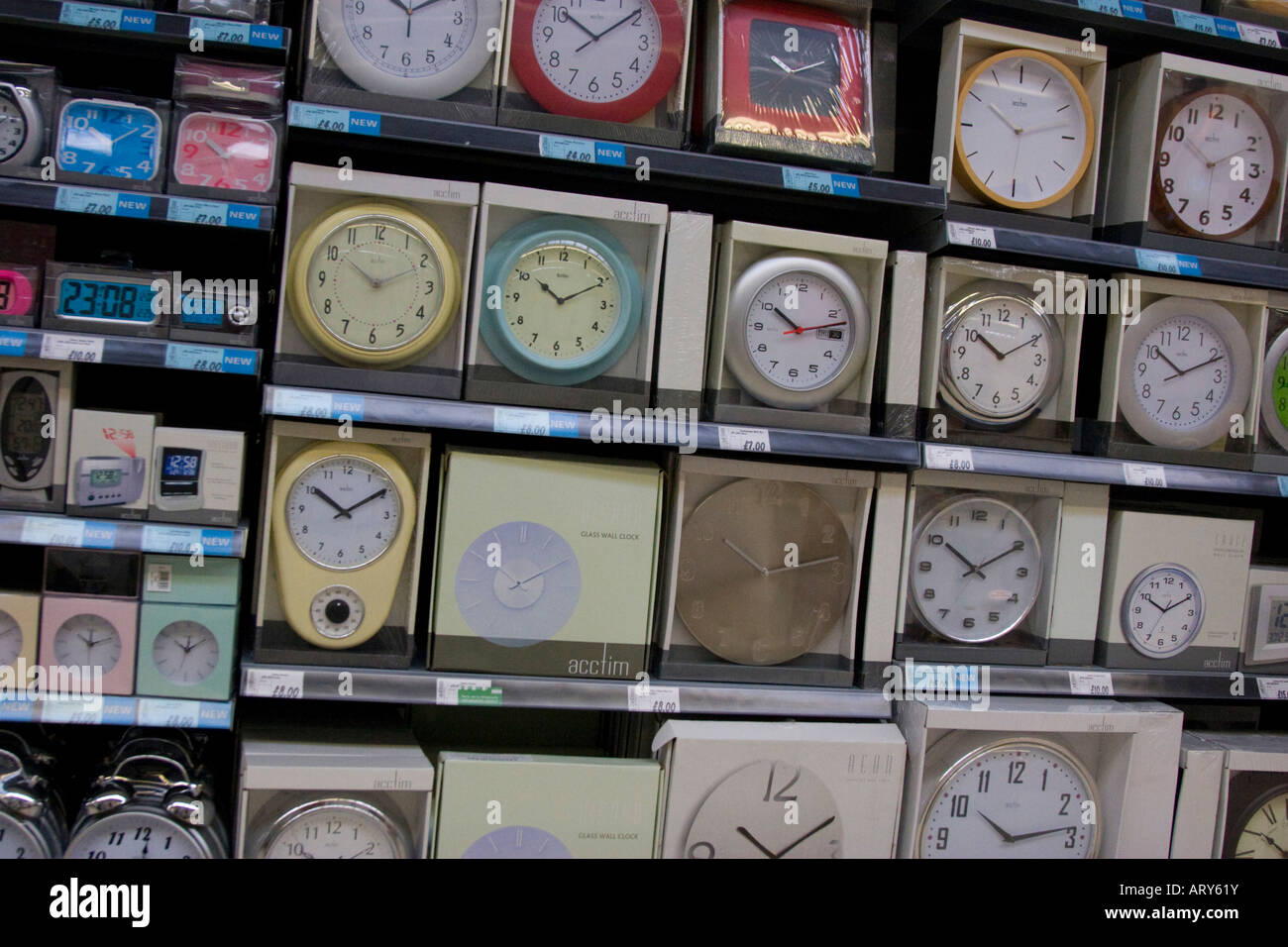 La visualizzazione di orologi da parete per la vendita in un supermercato  Foto stock - Alamy