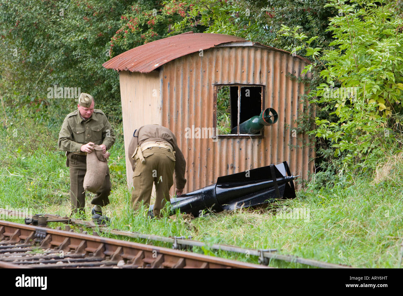 Bomb Disposal team durante la seconda guerra mondiale la rievocazione di disinnescare bombe nemiche Foto Stock