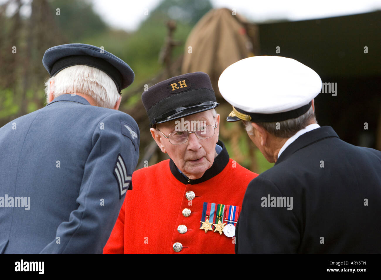 Chelsea pensionato parlando di servizi armati officer presso la seconda guerra mondiale la rievocazione evento Foto Stock