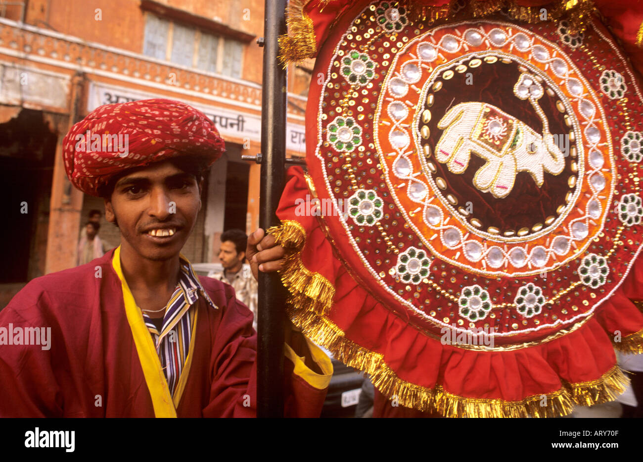 Uomo in costume processione Divali Jaipur India Rajasthan Foto Stock