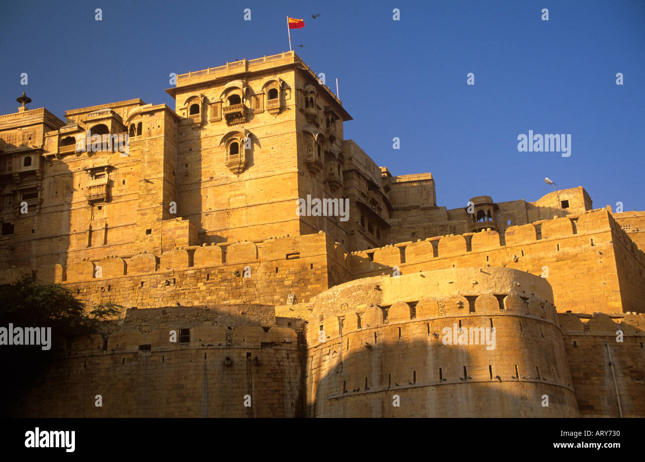 Fort bastioni e Maharajas Palace Jaisalmer Rajasthan in India Foto Stock