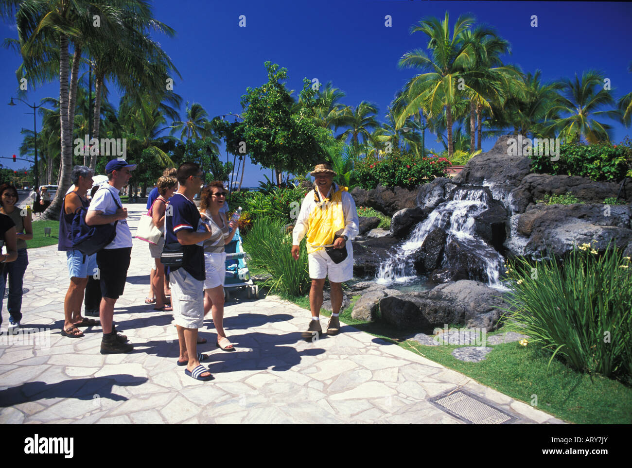 Hawaiani locali, Waianu Ahquinn, guide di vacanzieri lungo il Waikiki Historic Trail per raccontare il significato del Hawaiian Foto Stock