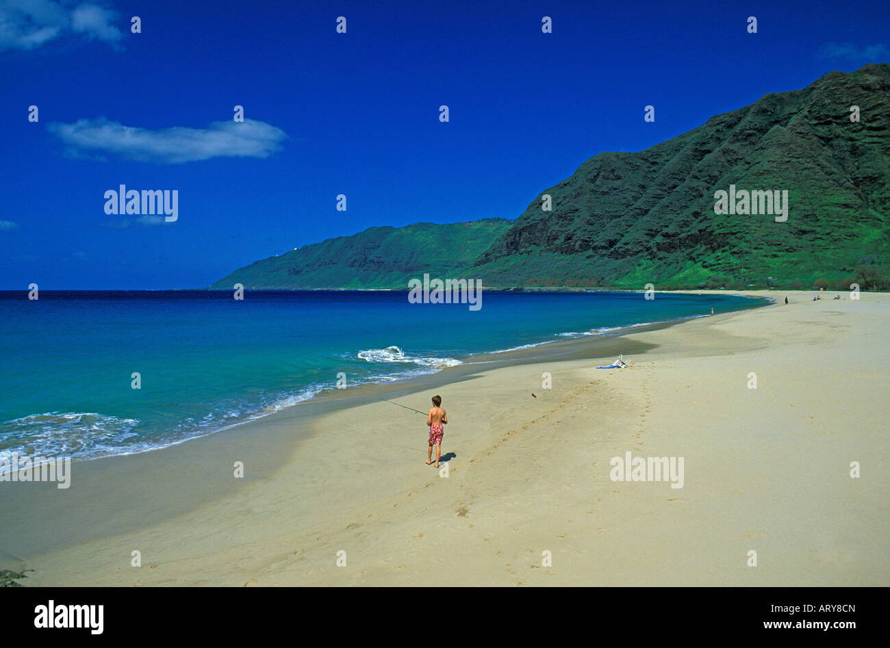 Makua Beach, situato di fronte a valle Makua lungo la riva sottovento di Oahu, è una pittoresca spiaggia meno frequentata dal generale Foto Stock