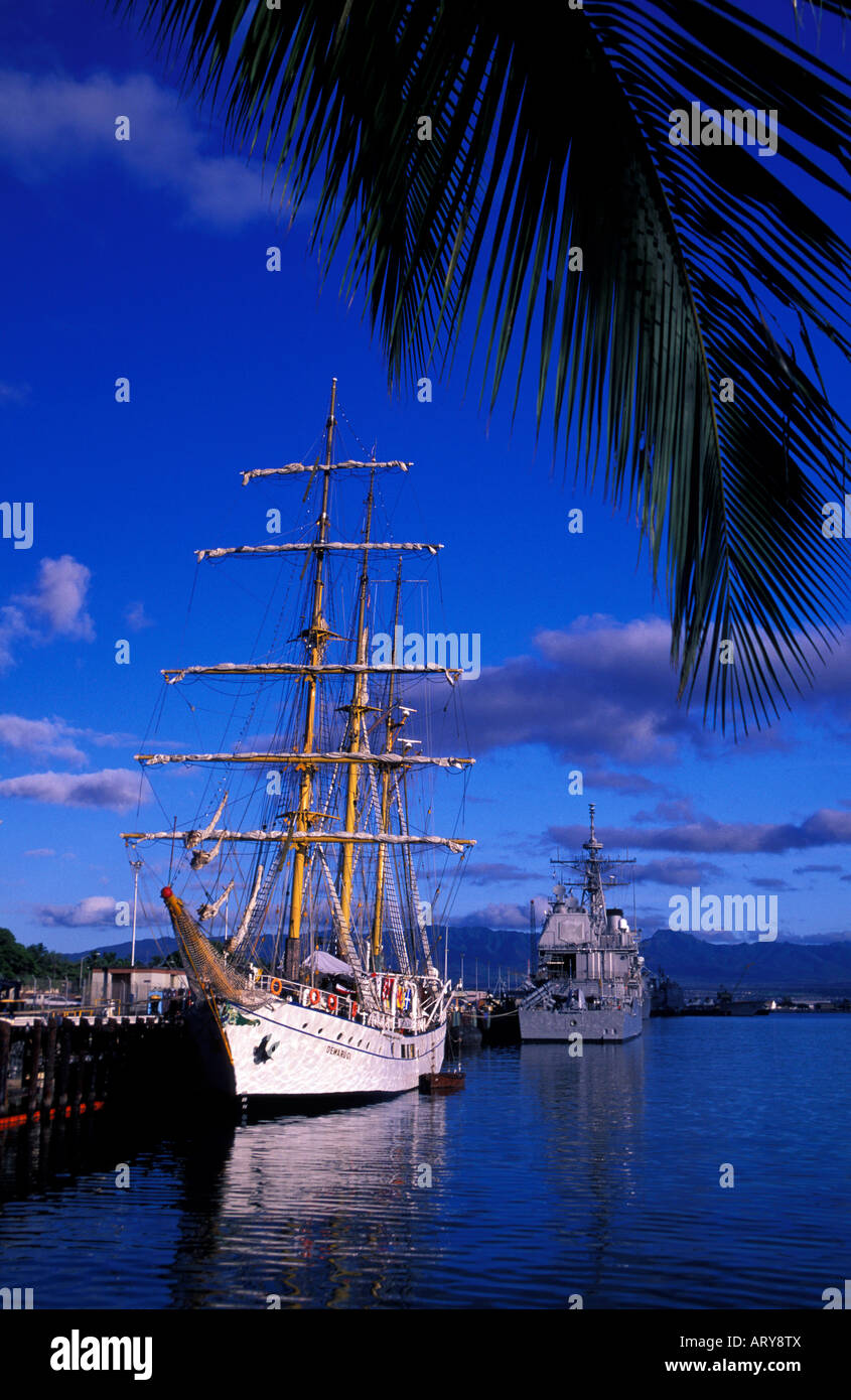 Il vecchio incontra il nuovo come un vintage sailing vessel dal Sud America mori nel moderno porto Marina di Pearl Harbour. Foto Stock
