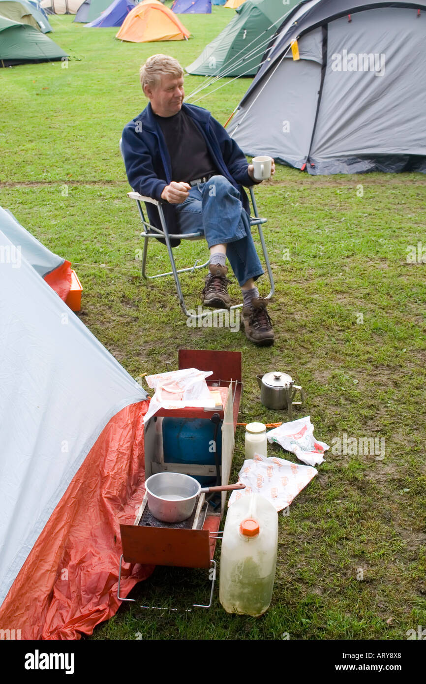Uomo di bere il tè in campeggio Inghilterra Foto Stock