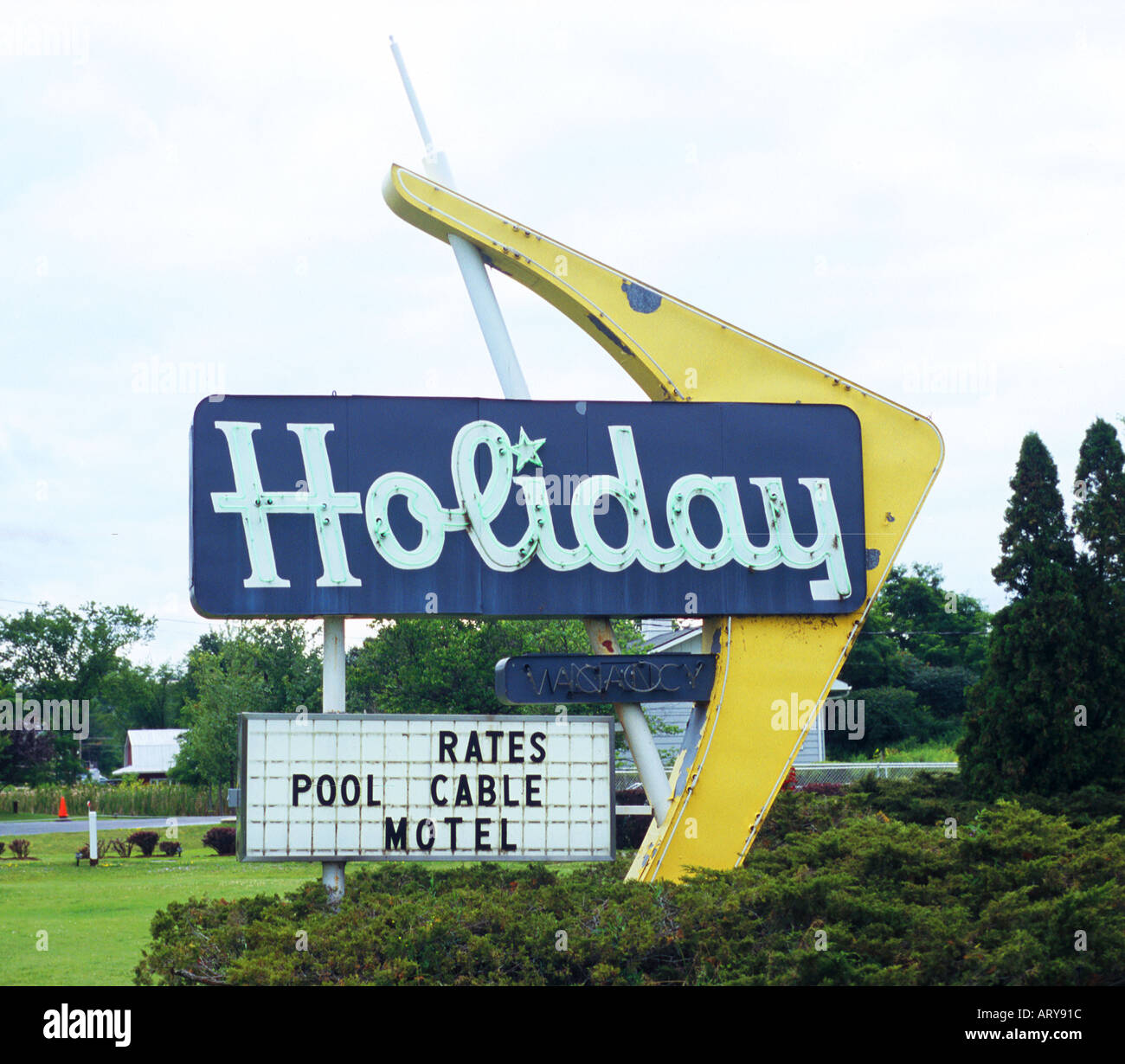 Insegna Holiday Motel in un vecchio motel di Cobleskill, New York, un cartello vintage che riflette il fascino dell'America della metà del secolo e della piccola città. Foto Stock