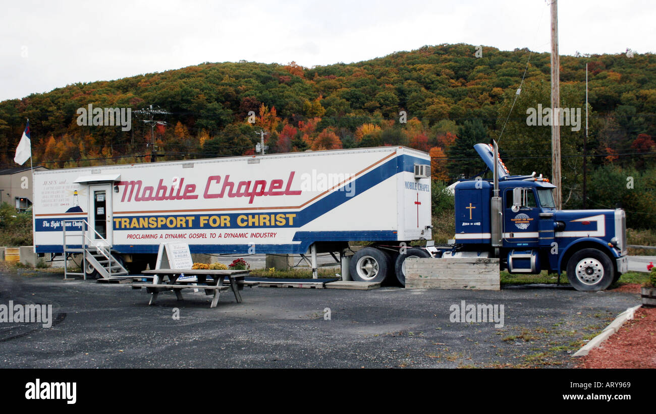 La chiesa della Cappella mobile su un camion presso una fermata di sosta nella parte settentrionale dello stato di New York offre un ministero unico sul ciglio della strada e un punto di riferimento mobile accattivante. Foto Stock