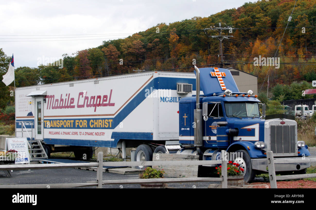 La chiesa della Cappella mobile su un camion presso una fermata di sosta nella parte settentrionale dello stato di New York offre un ministero unico sul ciglio della strada e un punto di riferimento mobile accattivante. Foto Stock