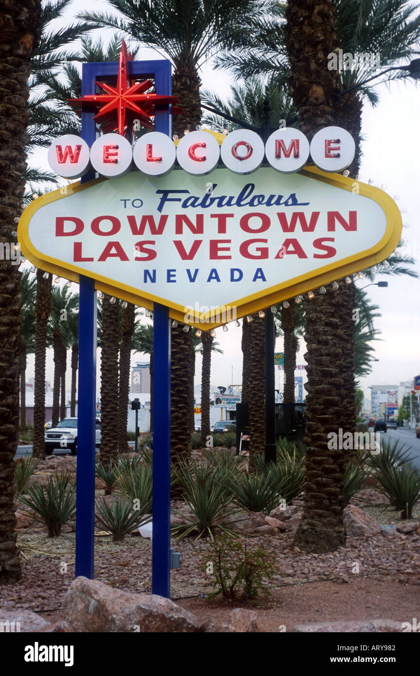 Il cartello "Welcome to Downtown Las Vegas" accoglie i visitatori con luci accese ed energia vibrante nell'iconico centro cittadino del Nevada. Foto Stock