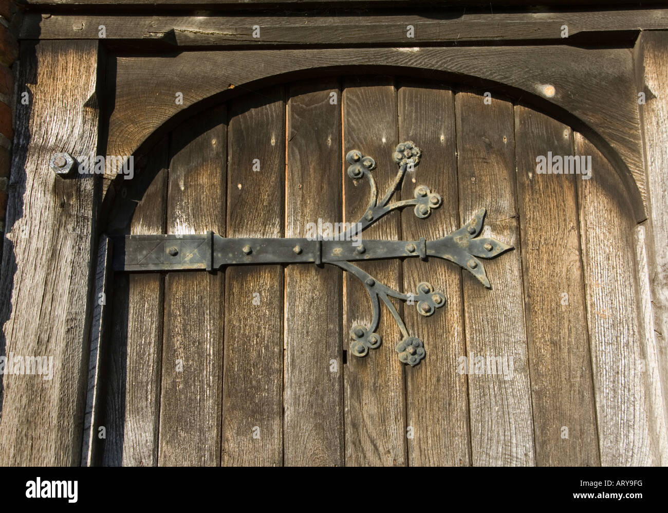 Vecchio cerniere in metallo St James Chiesa Shere Surrey UK Foto Stock