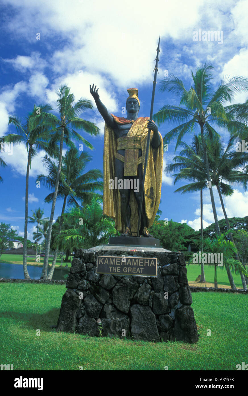 Una bella statua del Re Kamehameha Il Grande sorge majesticaly lungo re Kamemehameha autostrada vicino al centro cittadino di Hilo. Foto Stock