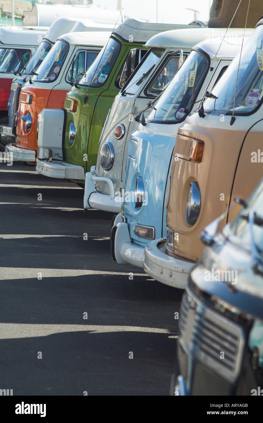 La linea della Volkswagen VW tipo 2 bay camper Foto Stock