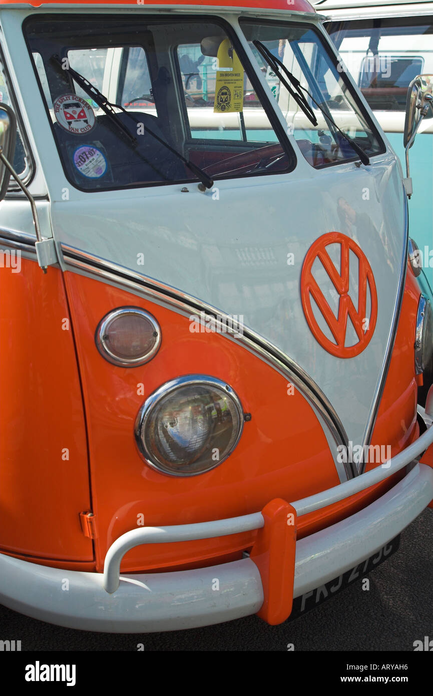 Un arancio e bianco Volkswagen VW tipo 2 split camper. Foto Stock