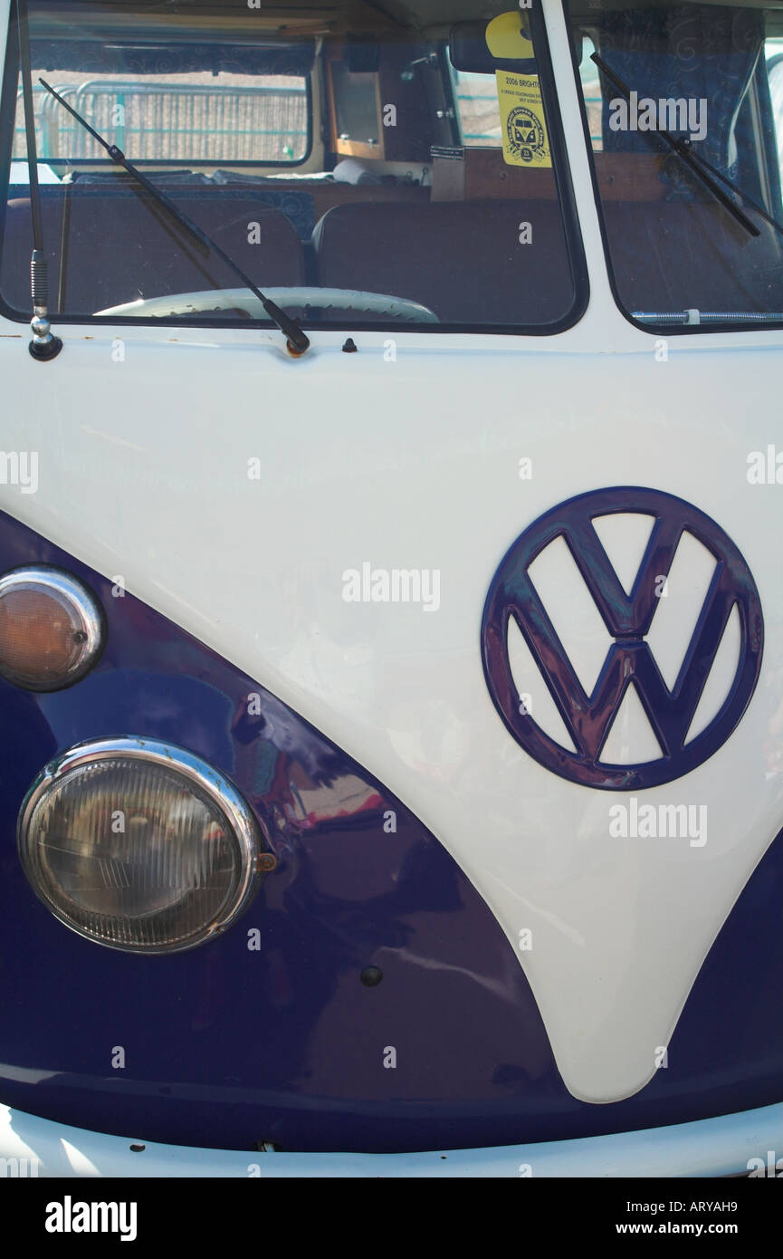 Un blu e bianco Volkswagen VW tipo 2 split camper. Foto Stock