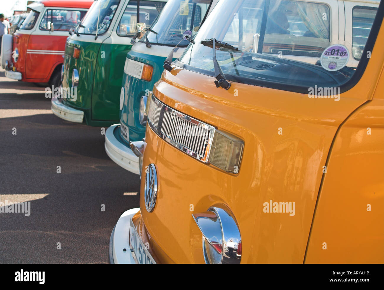 La linea della Volkswagen VW tipo 2 bay camper che mostra la parte anteriore dei veicoli. Foto Stock