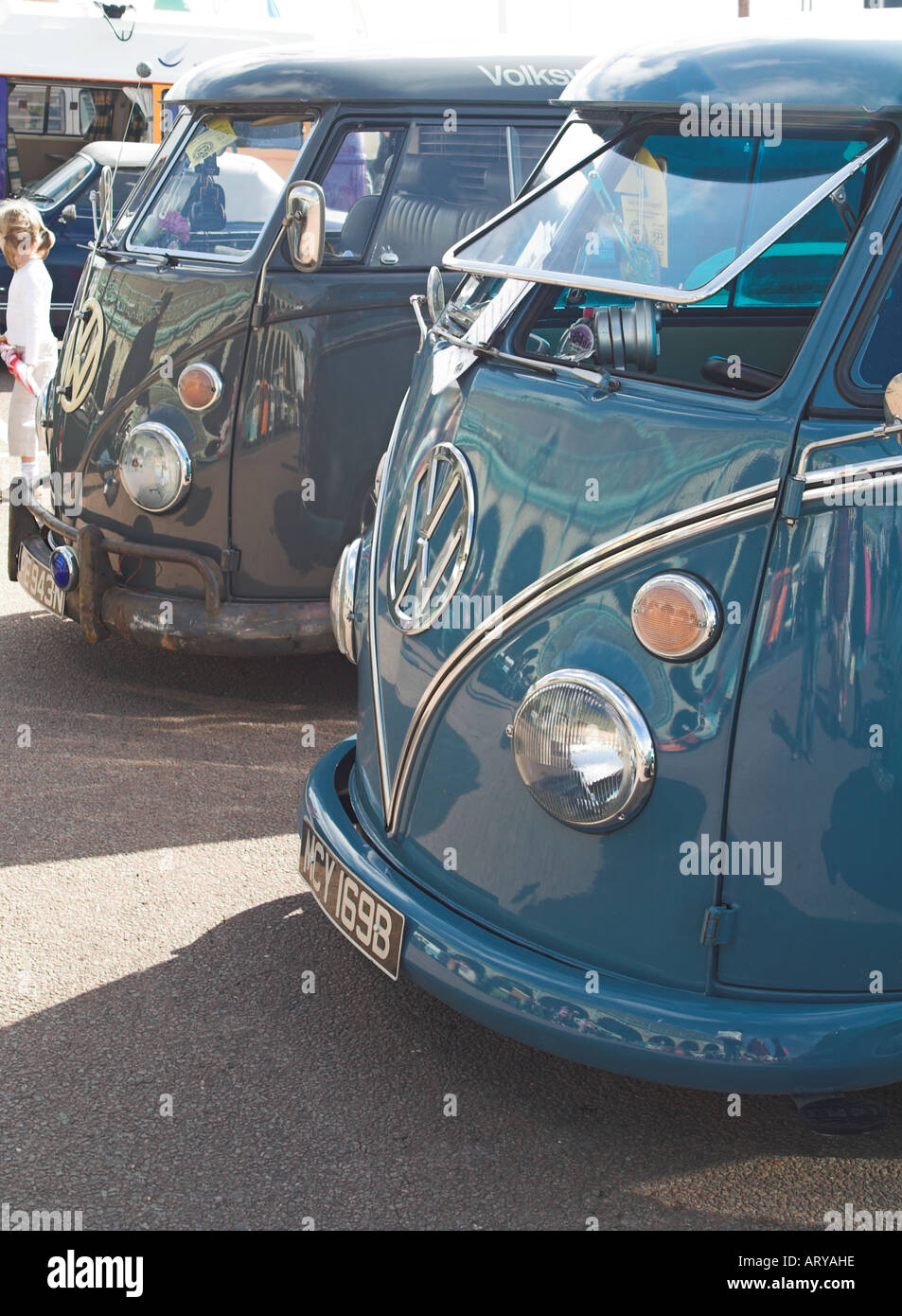 Una coppia di Volkswagen VW tipo 2 pannello suddiviso furgoni. Foto Stock