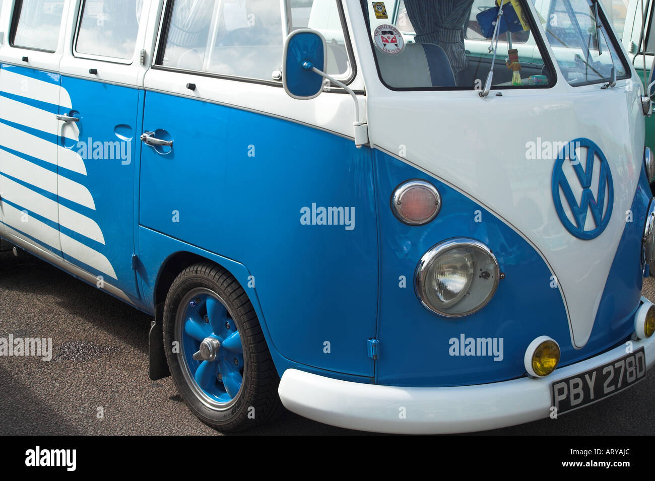Un blu e bianco Volkswagen VW tipo 2 split camper. Foto Stock