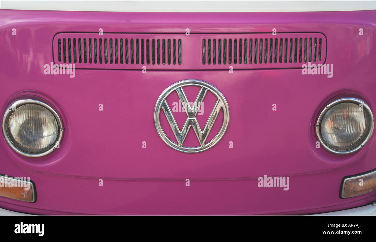Una rosa Volkswagen VW tipo 2 bay camper. Foto Stock