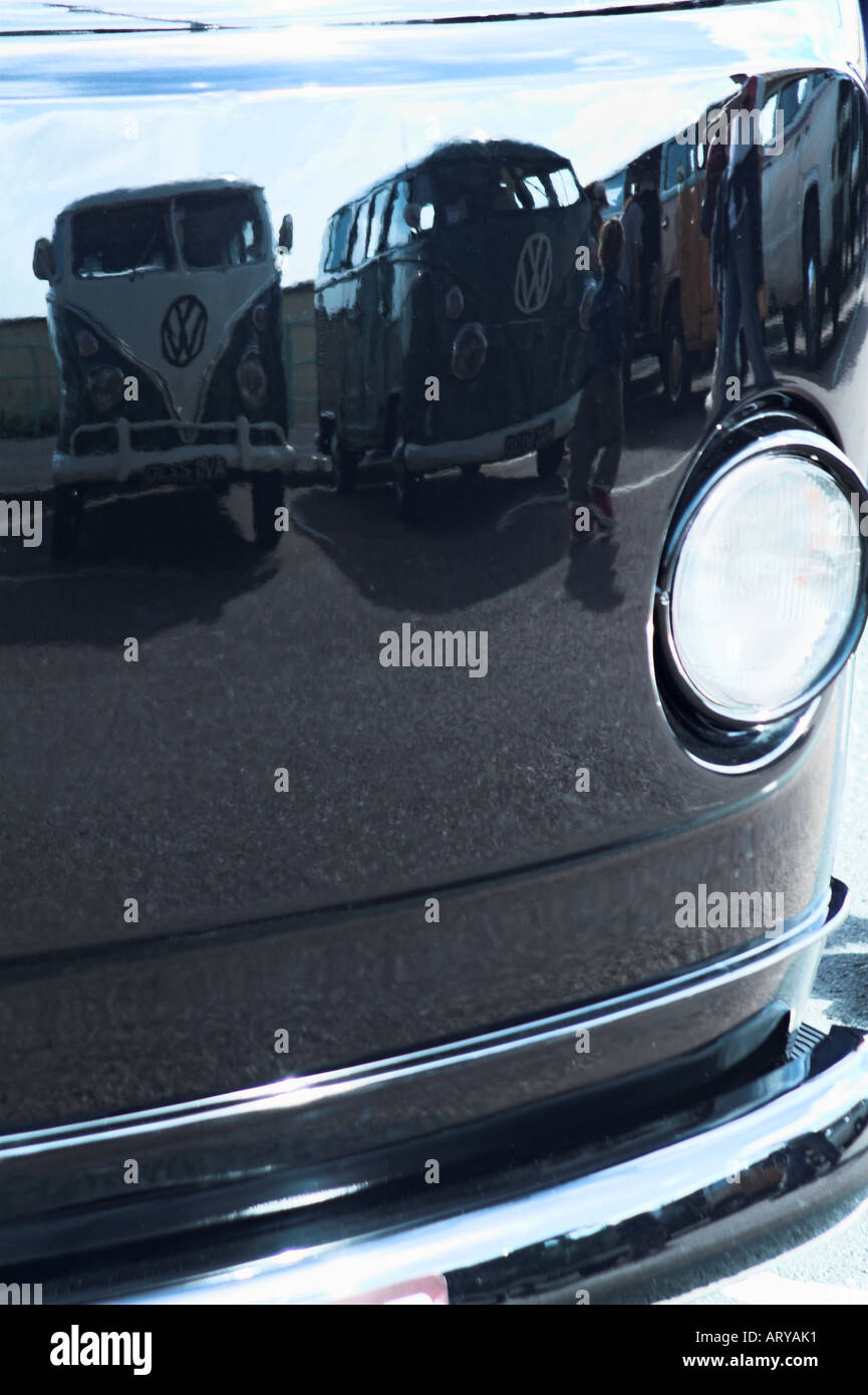 Un nero Volkswagen VW tipo 2 bay camper. Foto Stock