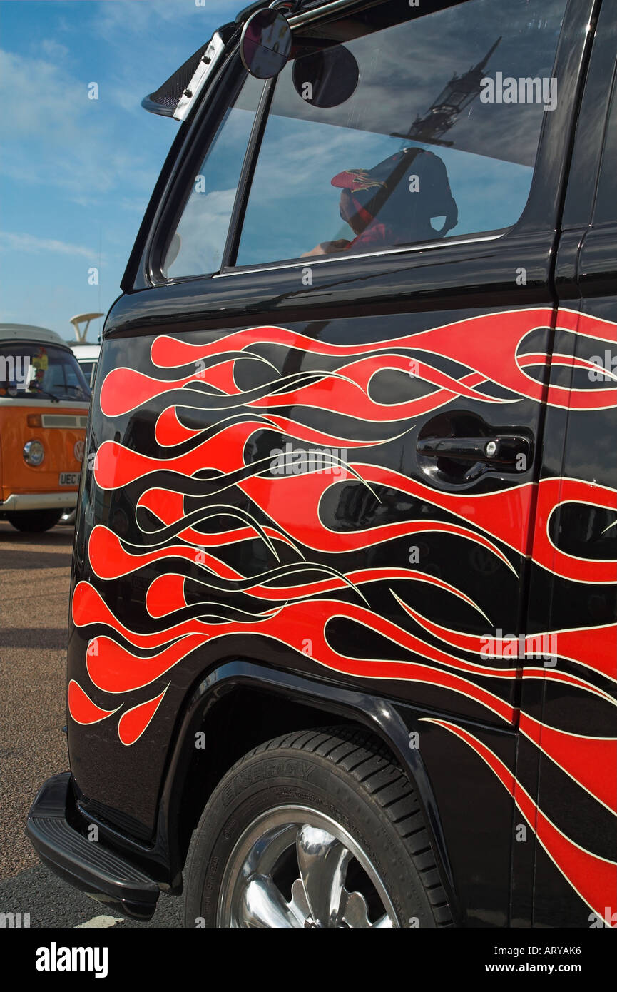 Un nero Volkswagen VW tipo 2 pannello suddiviso van con fiamme rosse. Foto Stock