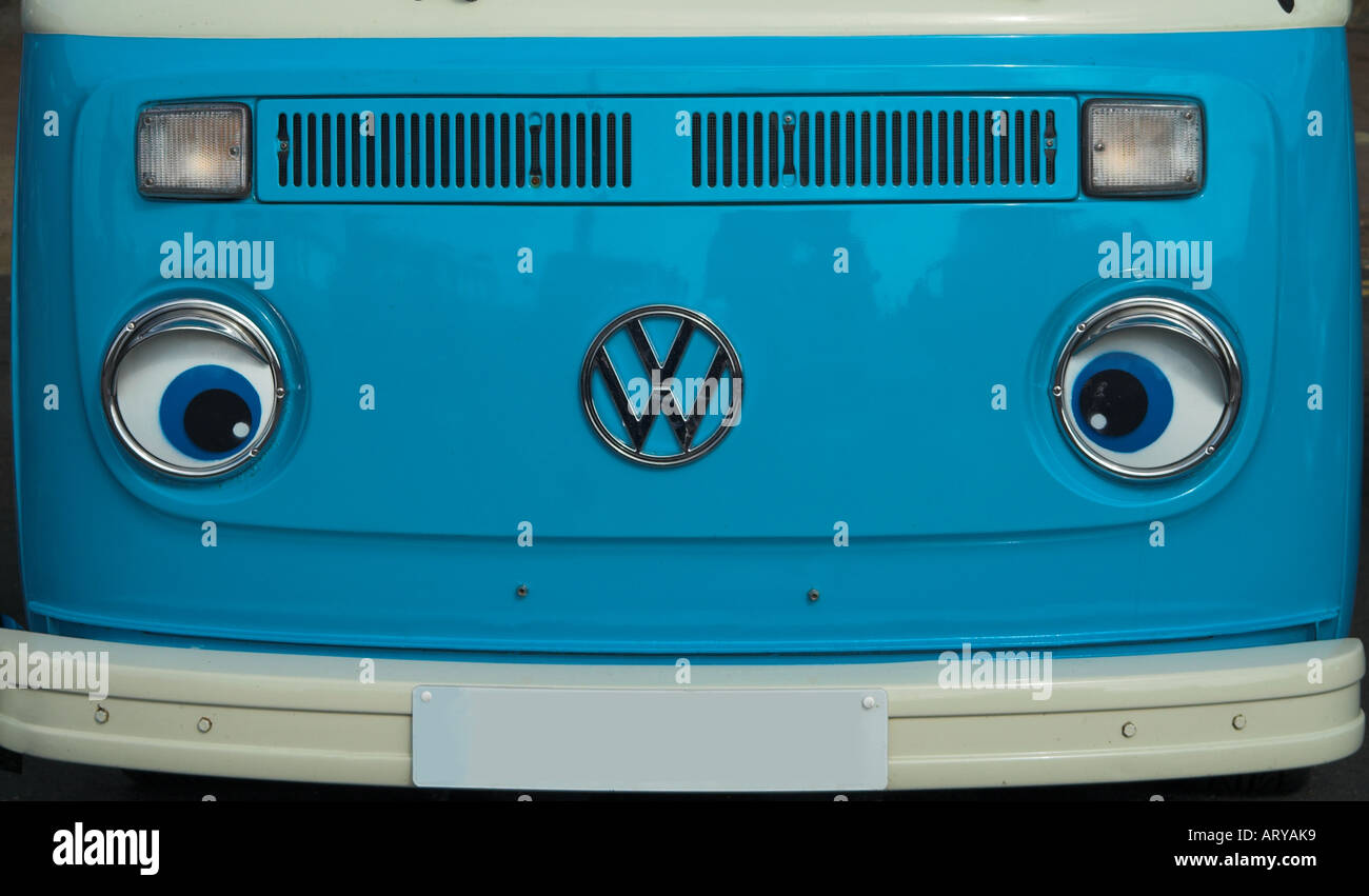 Un blu Volkswagen VW tipo 2 bay camper con occhi di fumetti sui proiettori. Foto Stock