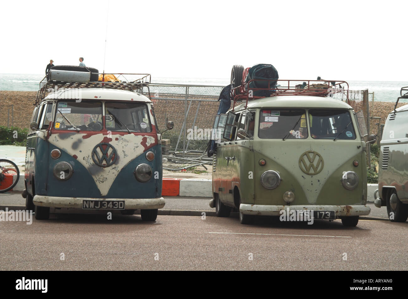 Una coppia di ratted Volkswagen VW tipo 2 split camper. Foto Stock