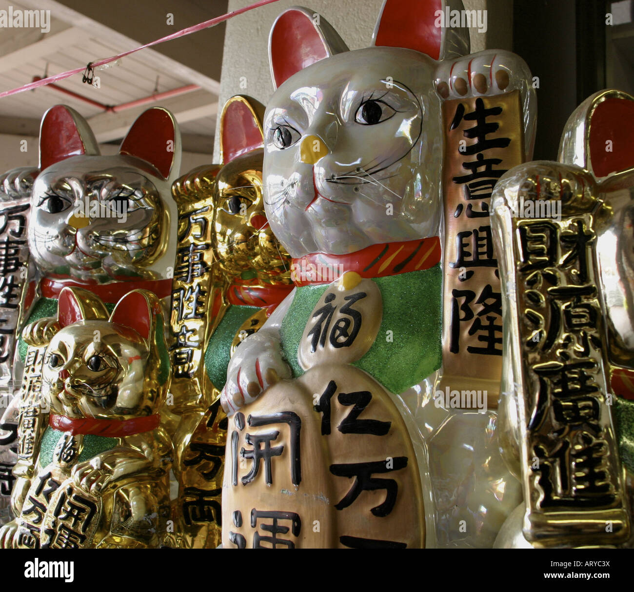 Figure Di Ceramica Di Gatti Suini E Scimmie Sono Segni Di Buona Fortuna Nella Cultura Cinese E Sono Disponibili Agli Acquirenti In Foto Stock Alamy