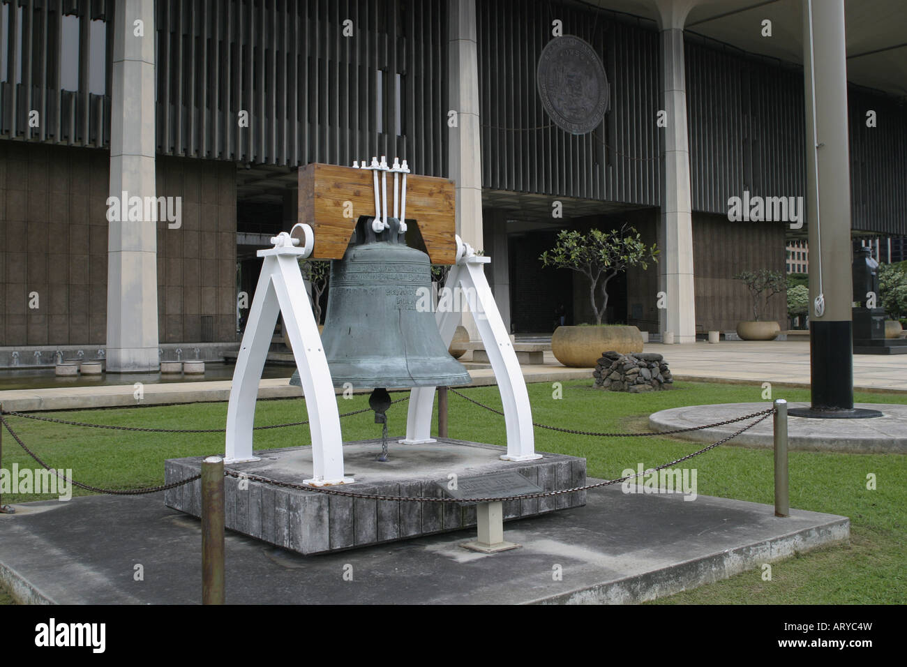 L'Hawaii Liberty Bell è sul display pubblico sul prato anteriore della capitale dello stato di costruzione,downtown Honolulu,Oahu, Hawaii. Foto Stock