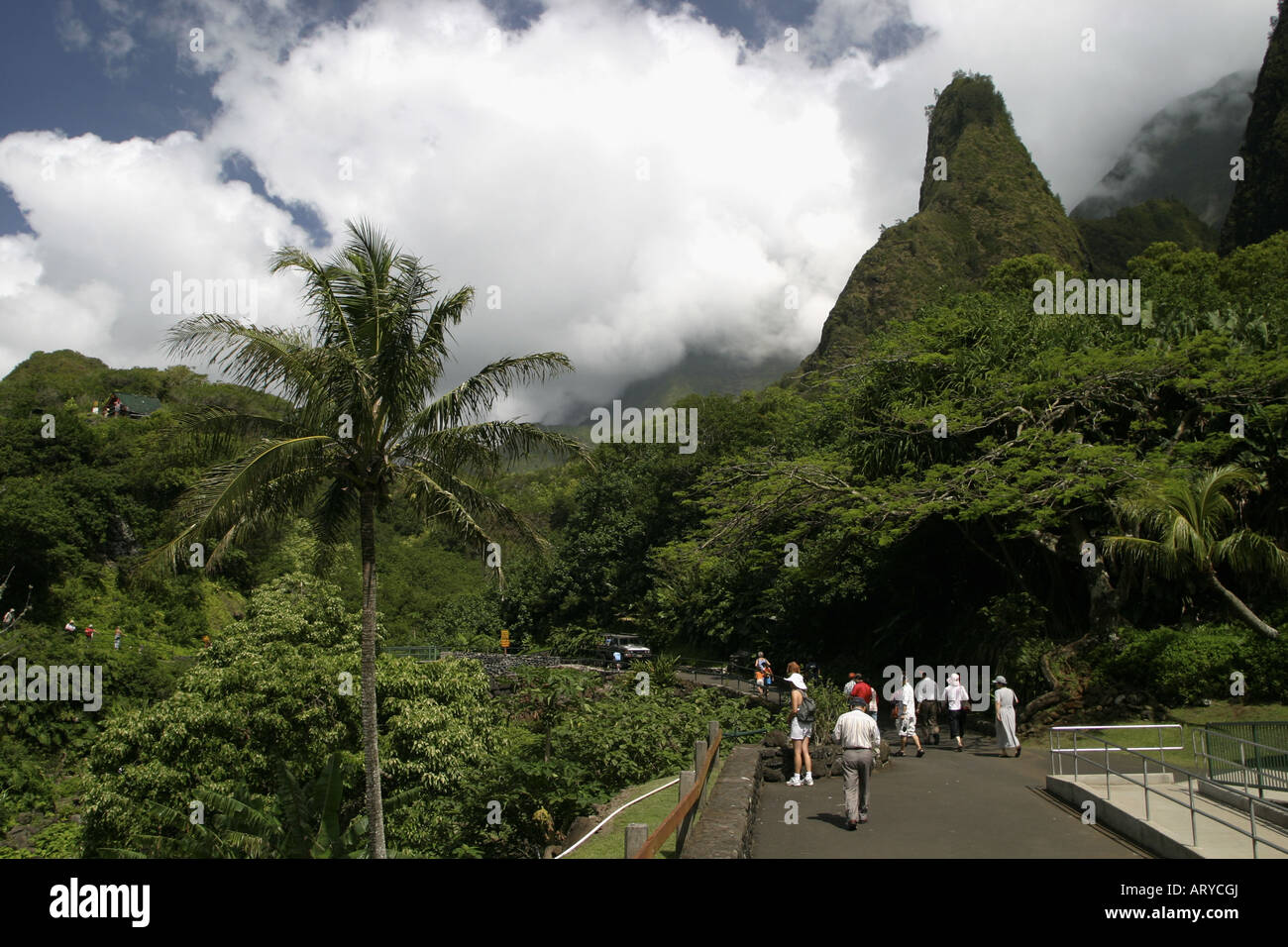 Ioa Valley State Park ed è il punto di riferimento principale la Iao ago invitano i visitatori a esplorare la bellezza della valle isle. Maui. Foto Stock