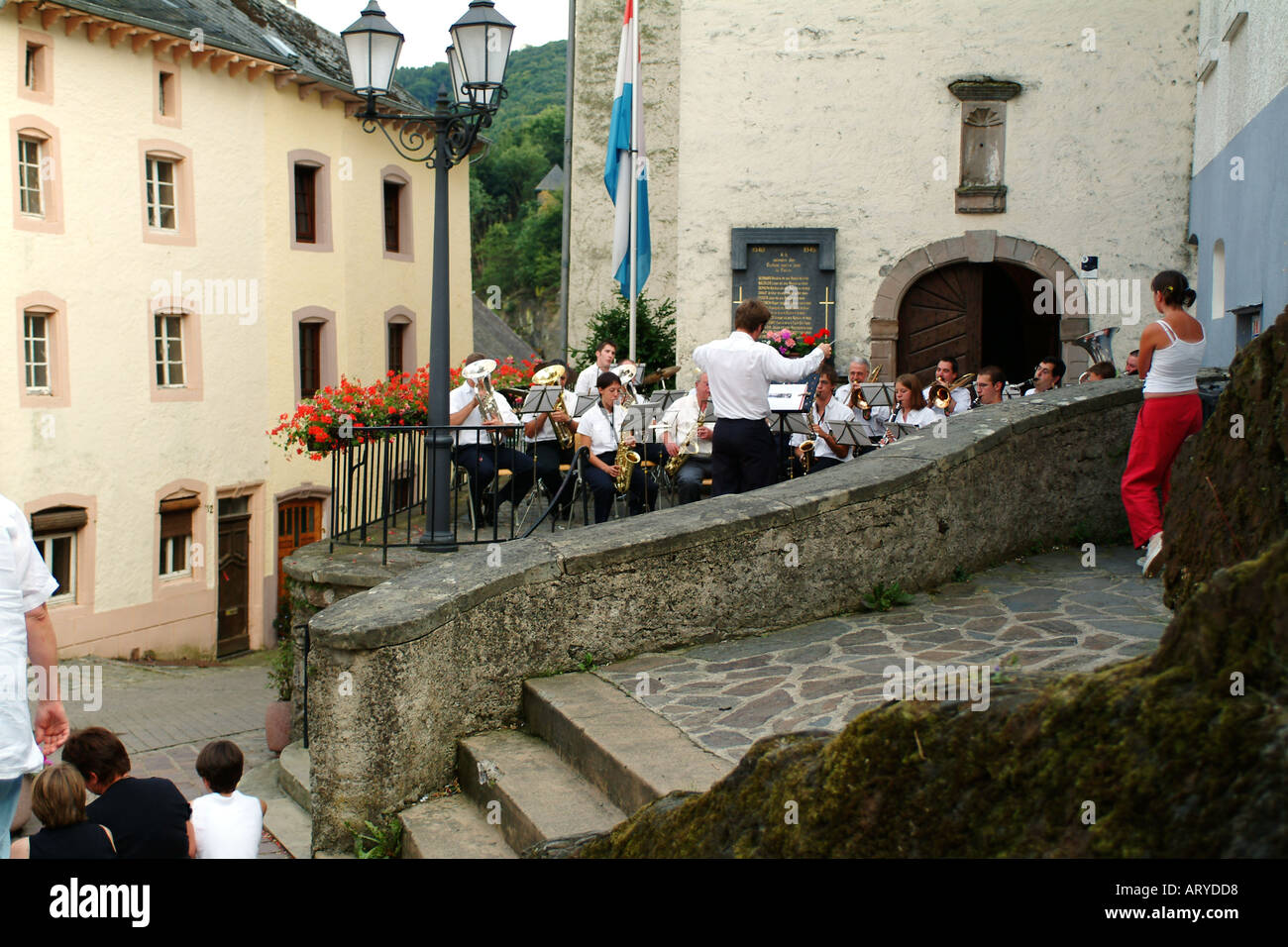 Banda di ottoni giocando nel tradizionale villaggio di Lussemburgo Foto Stock
